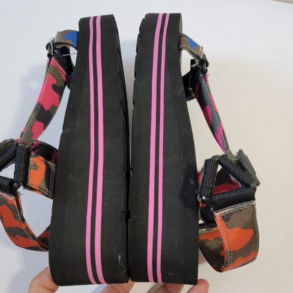 Guess Women's Avin Strappy Platform Sandals Sz 7 Camo Casual Y2K Outdoor Comfy - Picture 6 of 10